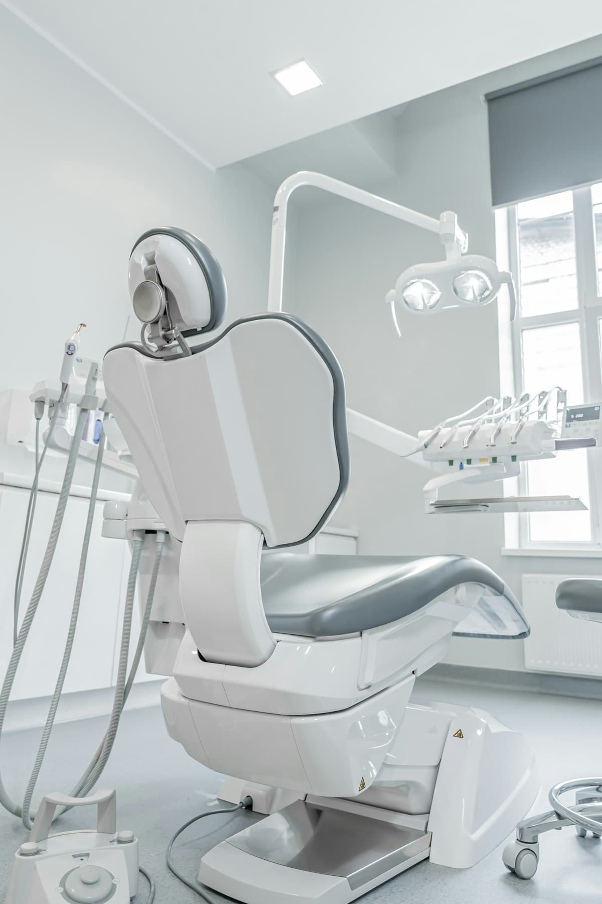 Consultório odontológico com cadeira de atendimento